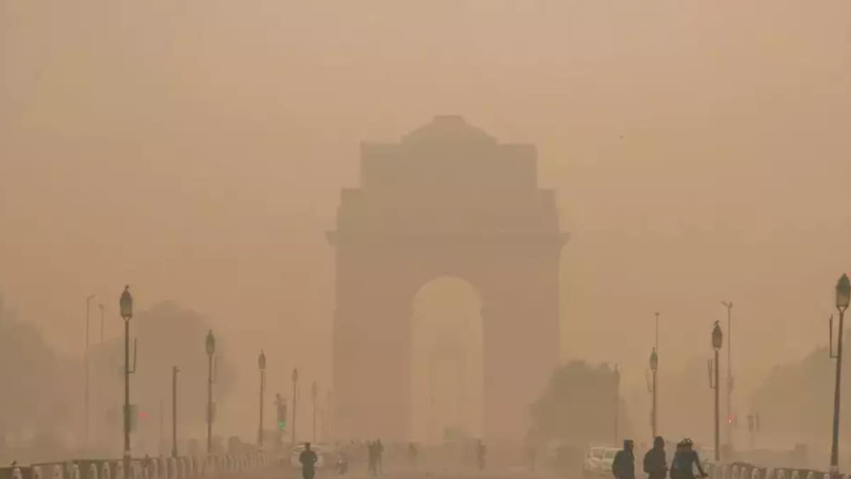 Delhi Air Pollution LIVE: Air Quality Breaches 400-mark in Capital, Noida, Gurugram; Schools Shut, Construction Banned – News18