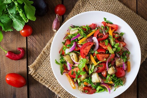 Diwali 2023: A plate of fresh salad is an excellent detox option. (Image: Shutterstock)