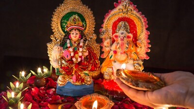 Diwali 2023: Devotees worship Maa Lakshmi, the Goddess of Wealth and Prosperity on Deepavali. (Image: Shutterstock)
