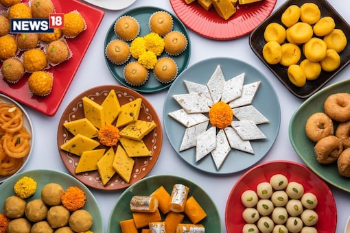 Diwali 2023: Sweeten Your Celebrations with These 6 Traditional Treats. (Image: Shutterstock)
