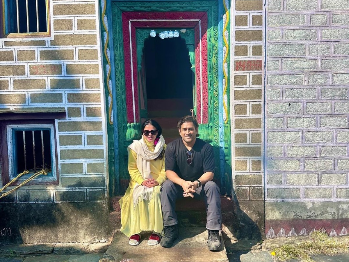 MS Dhoni and Wife Sakshi Spotted Amongst Loved Ones In Ancestral Village In  Uttarakhand - News18