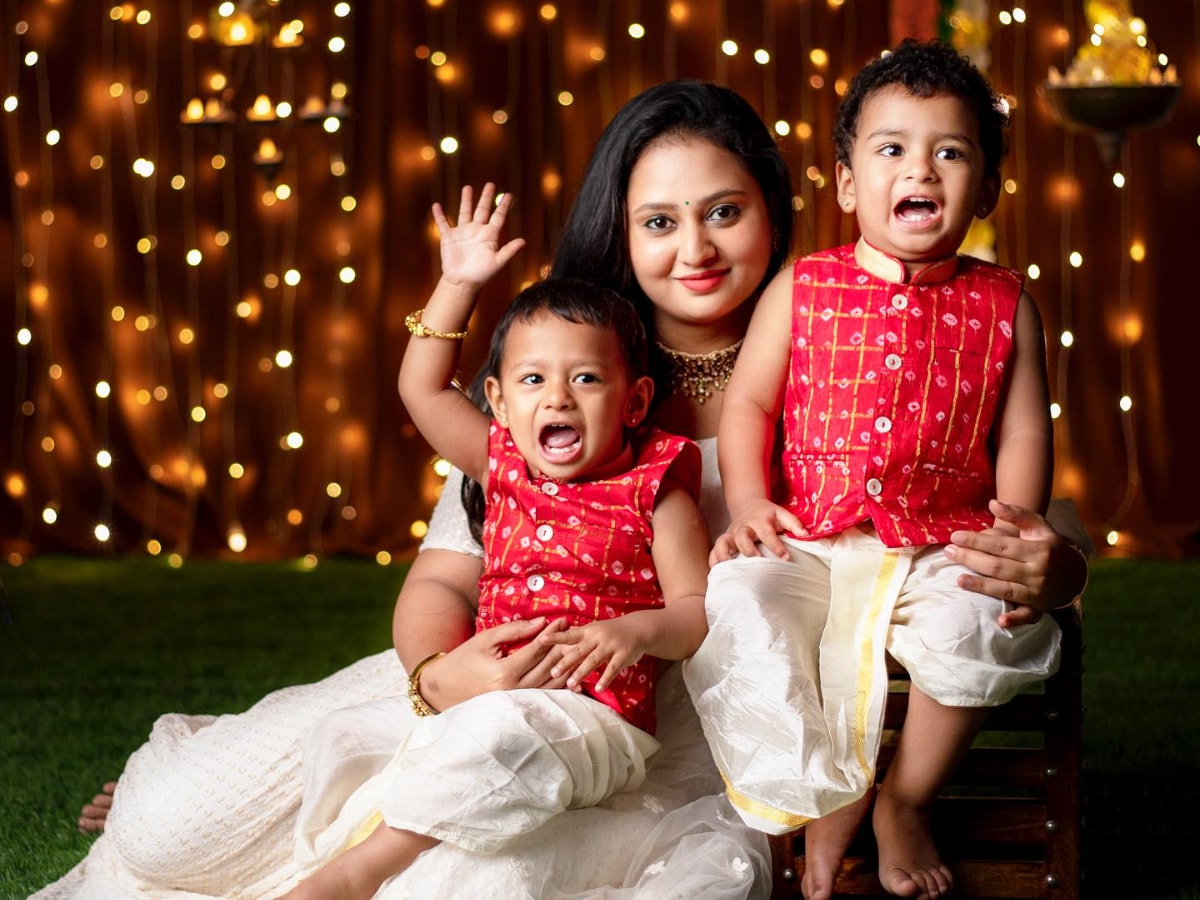 Circle Of Cricket - Krunal Pandya and Hardik Pandya pose with their family  while celebrating #Diwali. | Facebook