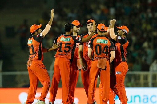 IPL 2024 SRH squad with insights into retained and released players.