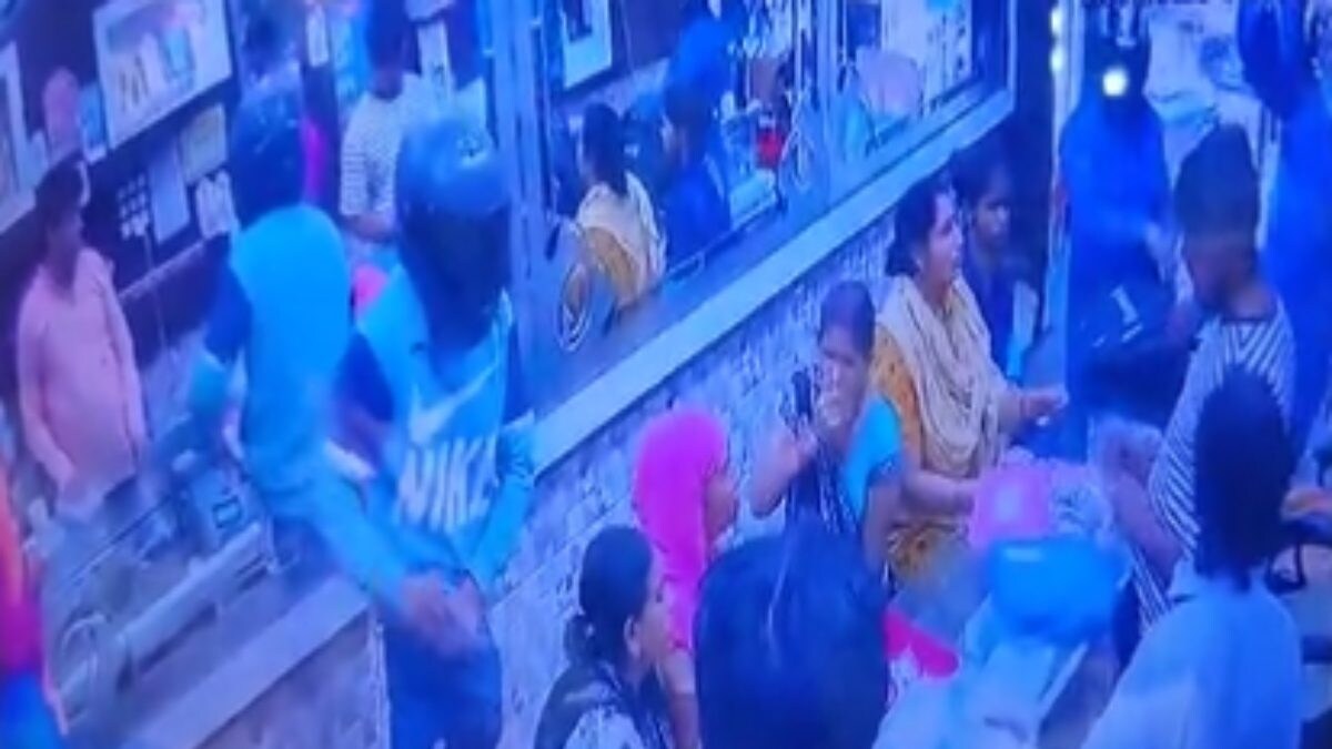 On Cam | Robbery At Gunpoint At Jewellery Store in Northeast Delhi's Karawal Nagar - Vimarsana News