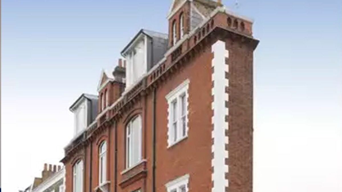 This 'Thin' London House Looks Straight Out Of Alice In Wonderland - Vimarsana News
