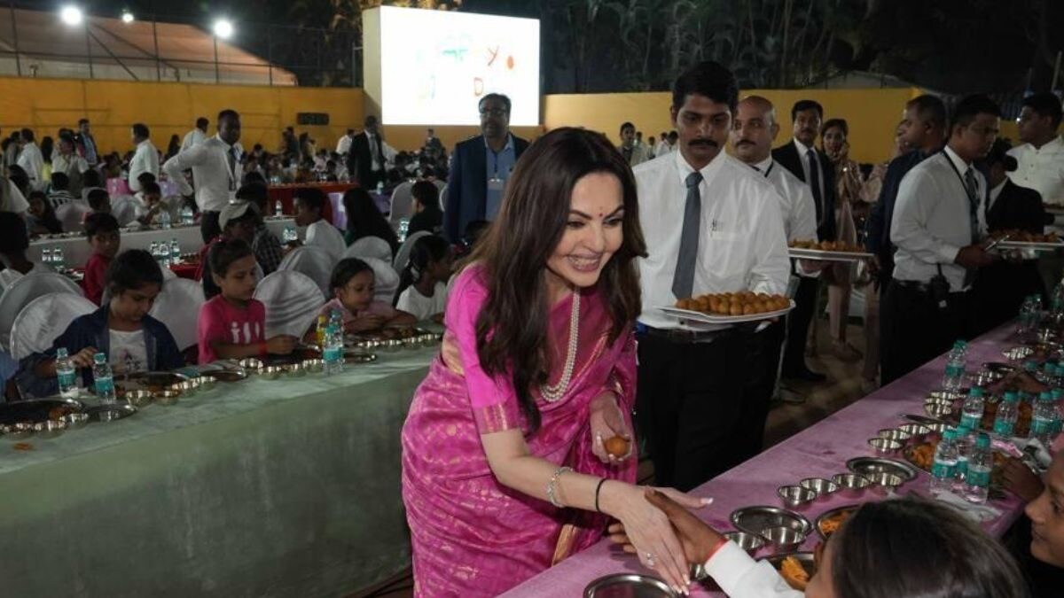 Nita Ambani Serves Food to 3,000 Underprivileged Kids at 'Anna Seva' to Ring in 60th Birthday - Vimarsana News