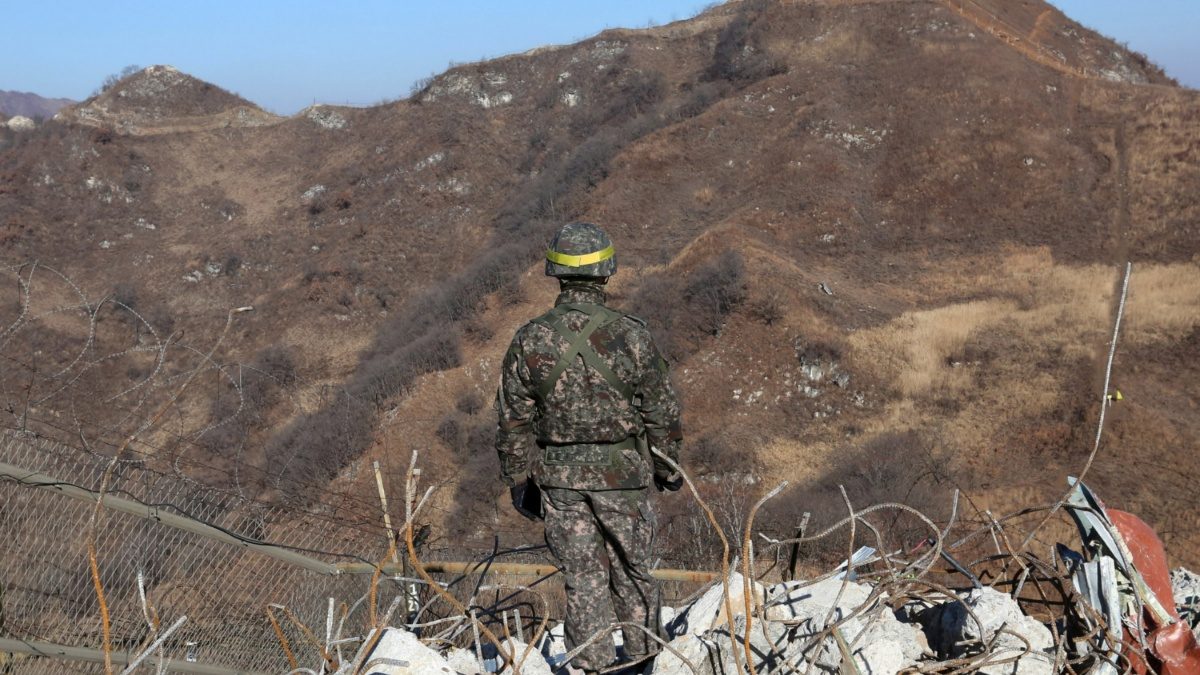 북한군이 무장태세를 부활.한국도 한 달 후에 추종