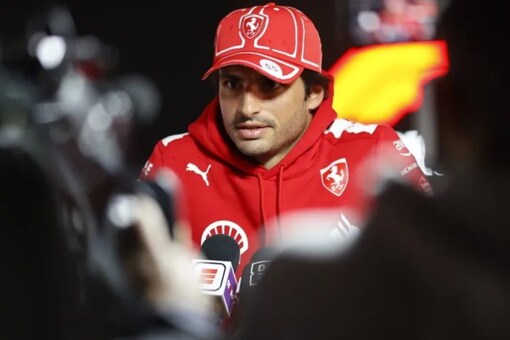 Sainz addressing the media after the practice. (Credit: Twitter)