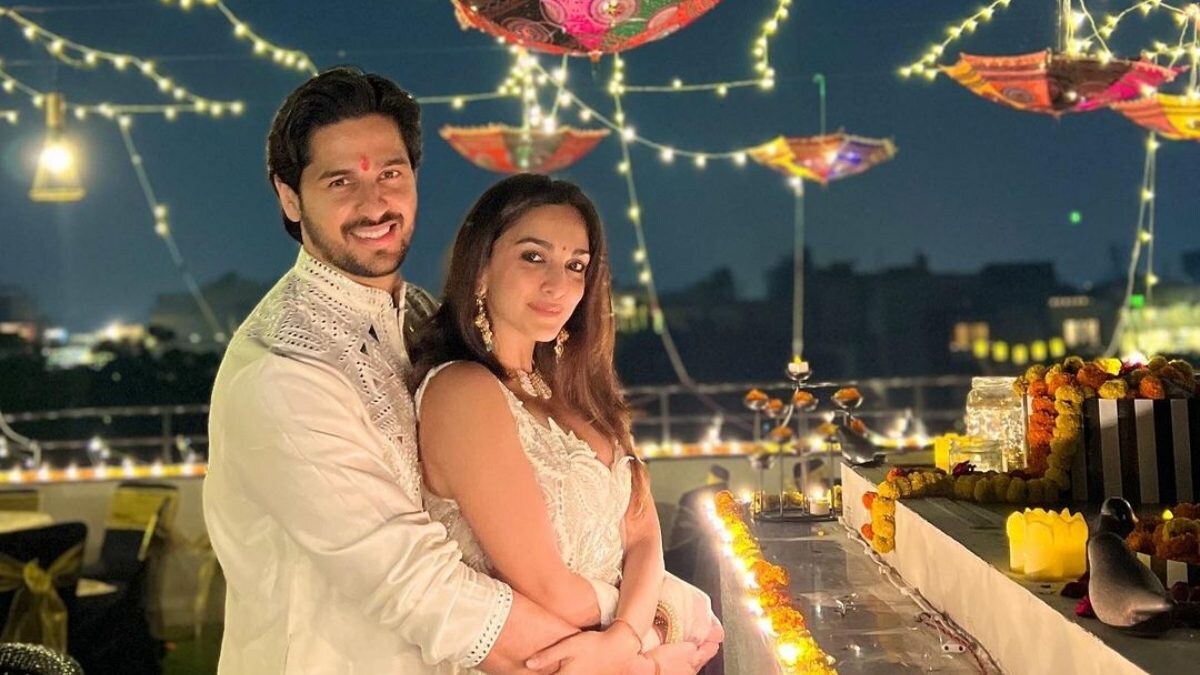 Sidharth Malhotra Holds Kiara Advani Close On Their First Diwali After Marriage, Calls Her 'My Love' - Vimarsana News