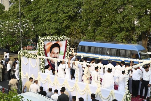 Among those who paid tribute to Subrata Roy were Deputy Chief Minister Brajesh Pathak, former UP Chief Minister and Samajwadi Party Chief Akhilesh Yadav, Congress leader in UP Vidhan Sabha Aradhana Mishra Mona and others. (News18 Photo)