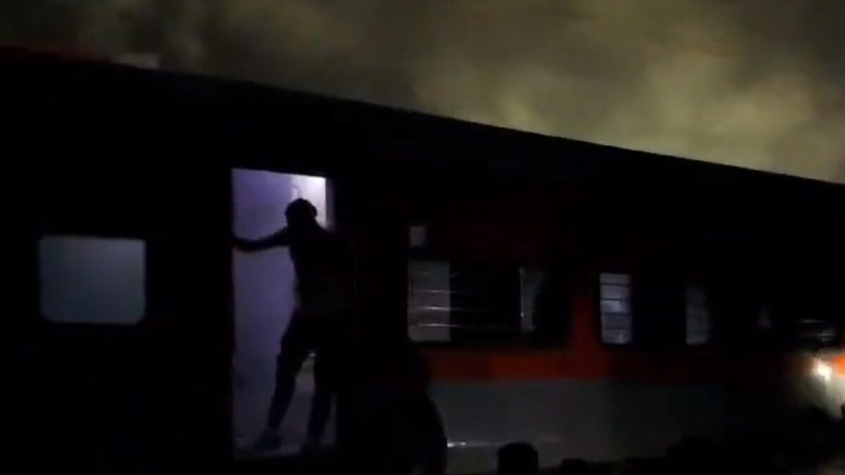 WATCH | Fire Breaks Out in Sleeper Coach of Delhi-Saharsa-Vaishali Express Near UP's Etawah, 19 Hurt - Vimarsana News