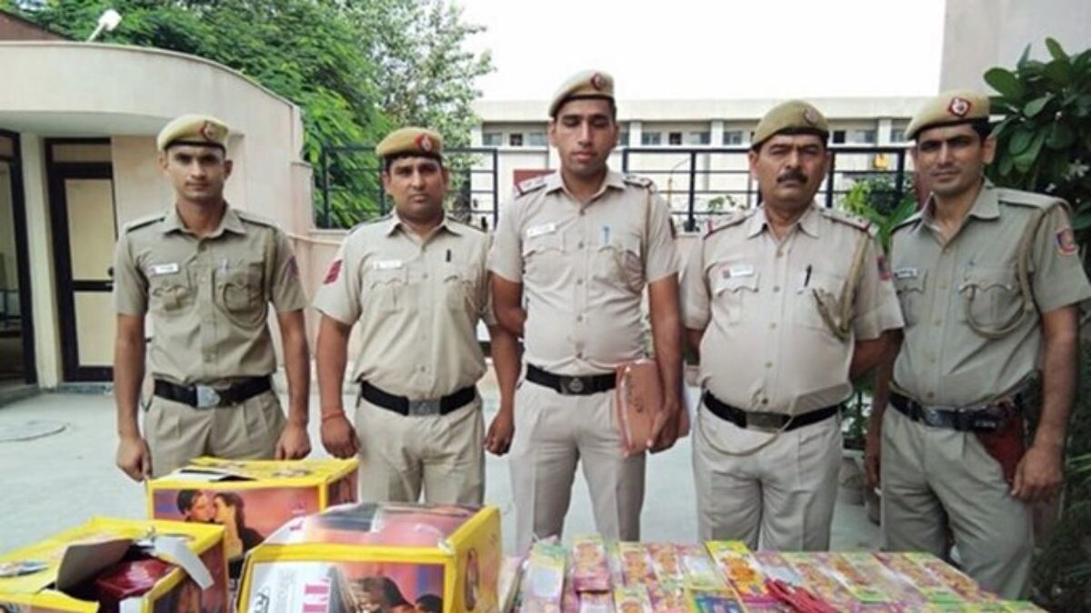 'Posing Like it's a Bomb': Viral Pic of Delhi Police With Seized Firecrackers 'Cracks' Up Internet - Vimarsana News