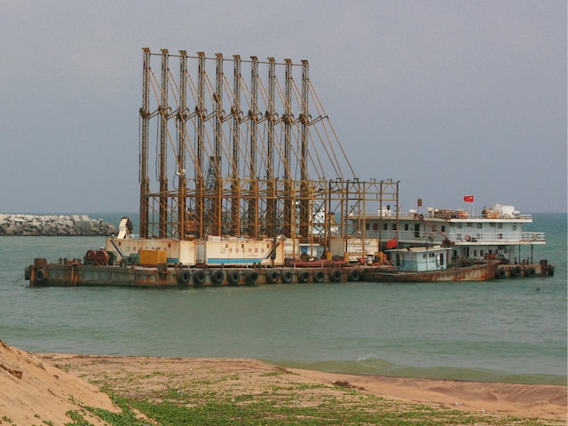 The deep water shipping port and Chinese dredging ships work in Hambantota, 240km southeast of Colombo, March 24, 2010. (Reuters File Photo)