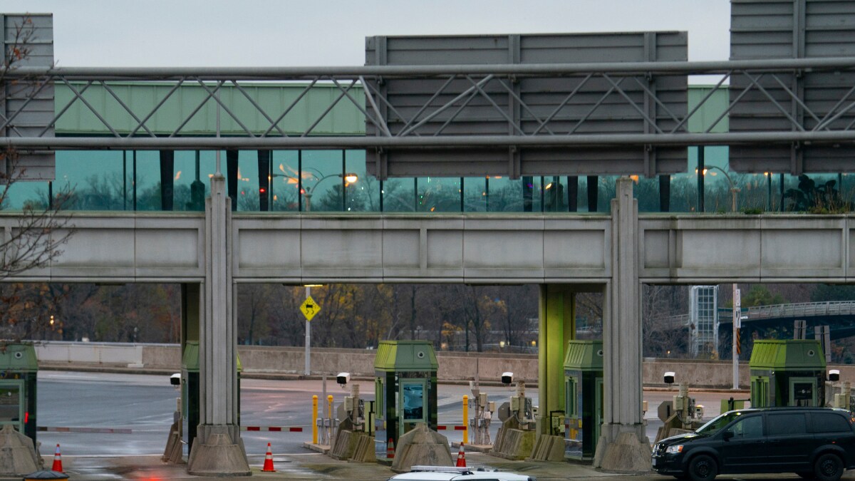 High-Speed Car Crash at US-Canada Checkpoint Near Niagara Falls Kills 2 | On Cam - Vimarsana News