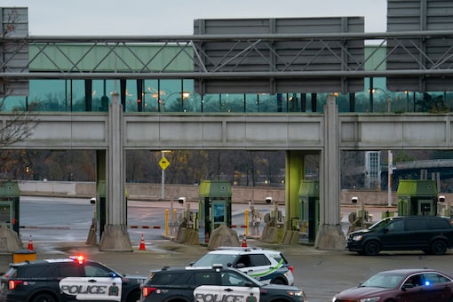 US-Canada Border at Niagra Falls Reopens after Car Blast, But Probe ...