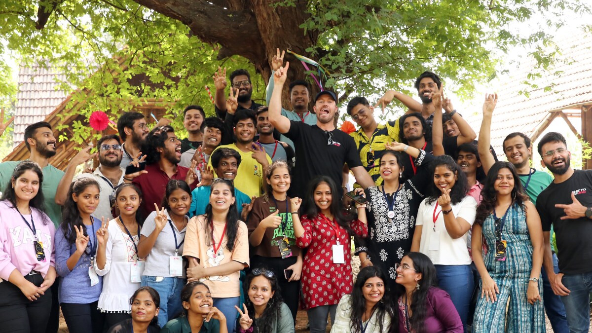 South African Cricketer AB de Villiers Visits Make A Distinction NGO Volunteers and Beneficiaries in Mumbai – News18