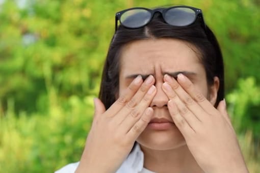 Exposure to polluted air can cause dryness and irritation in the eyes. 