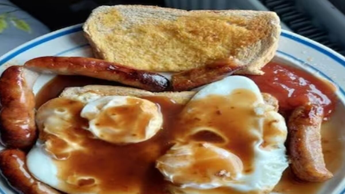 Woman's 'Worst English Breakfast Ever' Covered In Gravy Sparks Debate ...