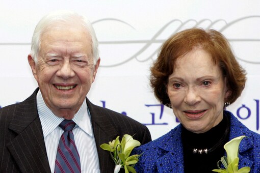 Former U.S. President Jimmy Carter and his wife Rosalynn pose during an event at the Cyber University of Korea in Seoul March 22, 2010. (Reuters File Photo)