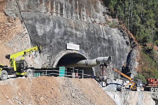 Rescue efforts are underway at the Silkyara tunnel to evacuate the 41 trapped workers. (Image: news18)