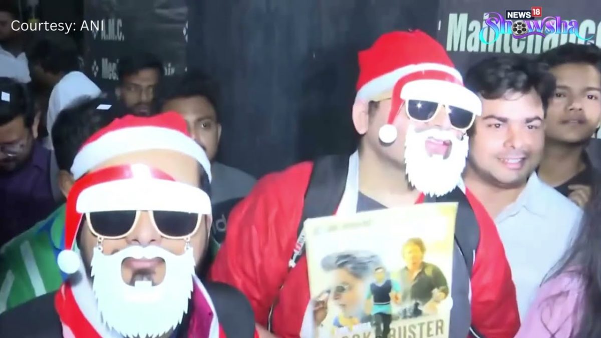 Shah Rukh Khan Fans Light Firecrackers, Dance To Dhols Outside Gaiety ...