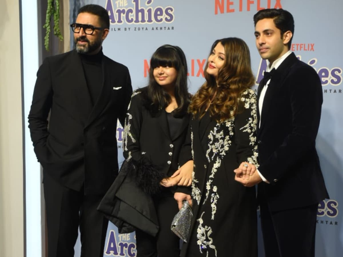 Aishwarya Rai Calls Shweta Bachchan's Son Agastya To Pose With Her, Abhishek  Bachchan; Video Goes Viral - News18