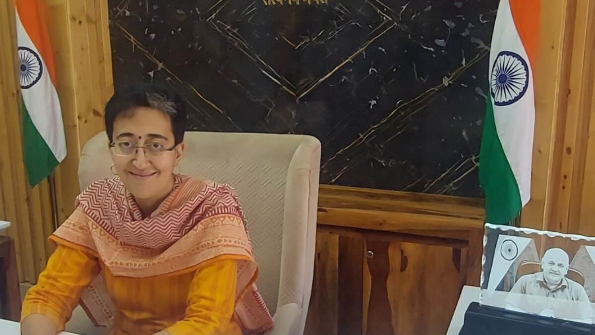 Atishi Conducts Surprise Inspection at Delhi MCD School - Vimarsana News