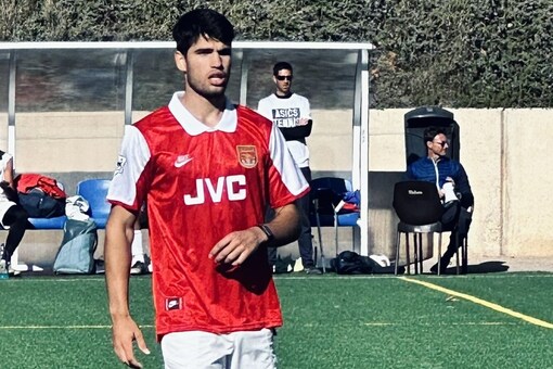 Pictures of Carlos Alcaraz Wearing Dennis Bergkamp's Iconic Arsenal