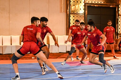 Dabang Delhi KC players train