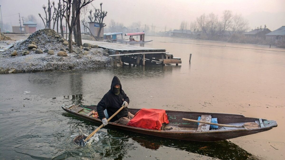 Intense Cold Wave Continues in Kashmir Valley, Dense Fog in Srinagar Affects Normal Life - Vimarsana News