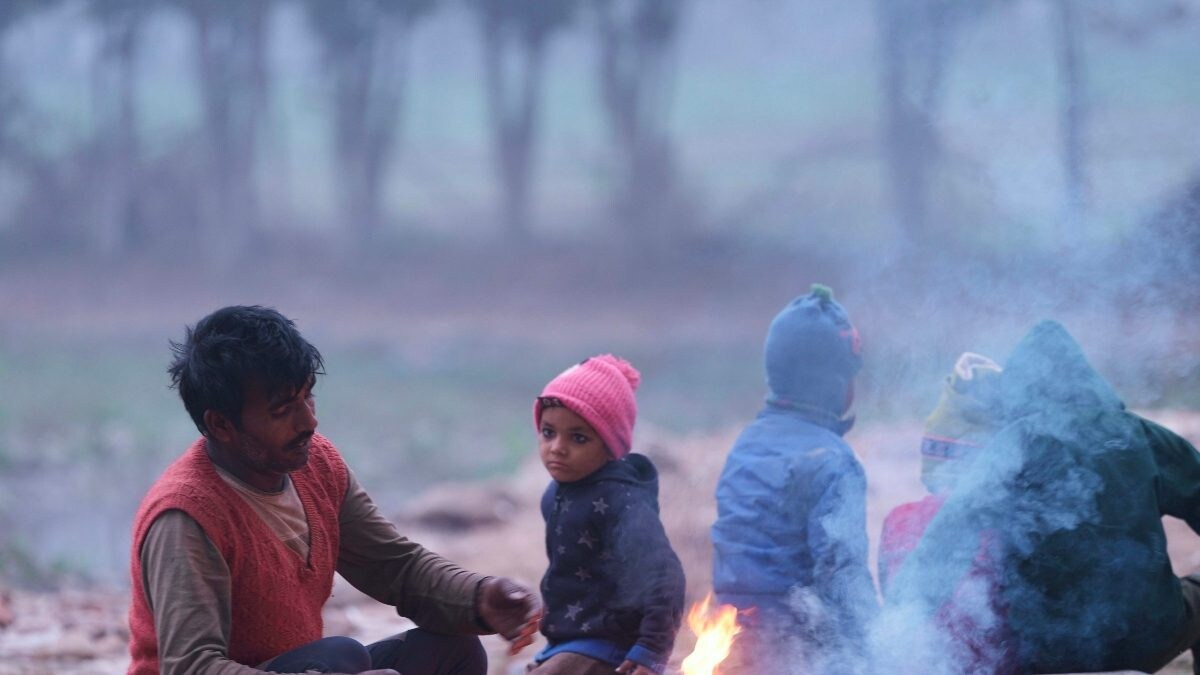 Delhi Witnesses Moderate to Dense Fog on New Year's Eve, Several Trains Hit Due to Cold-Wave - Vimarsana News