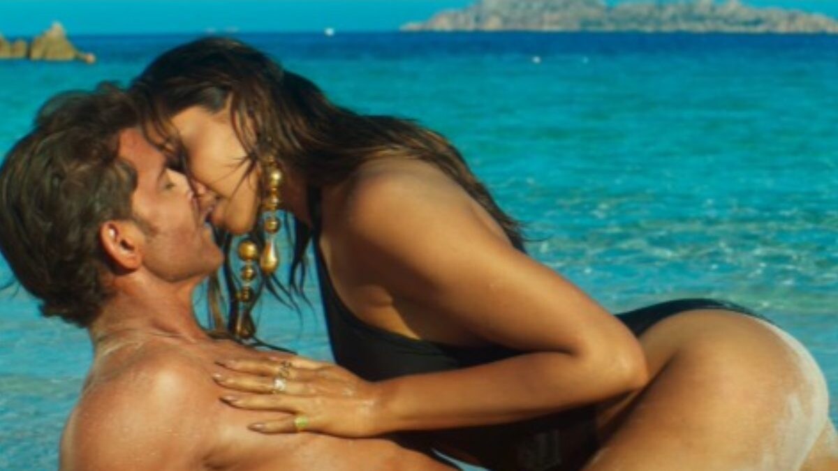 Fighter Song Ishq Jaisa Kuch: Hrithik Roshan-Deepika Padukone Sizzle In The Love Song With Groovy Beats - Vimarsana News