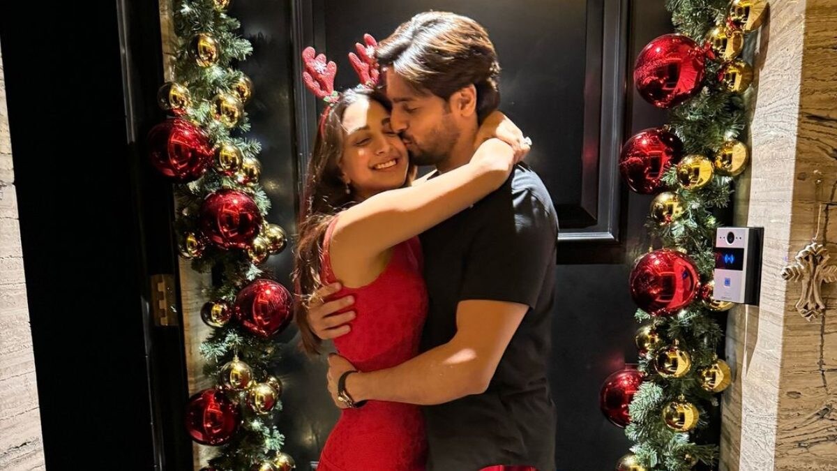 Sidharth Malhotra Kisses Kiara Advani, Holds Her Close as They Celebrate Christmas; See Photo - Vimarsana News