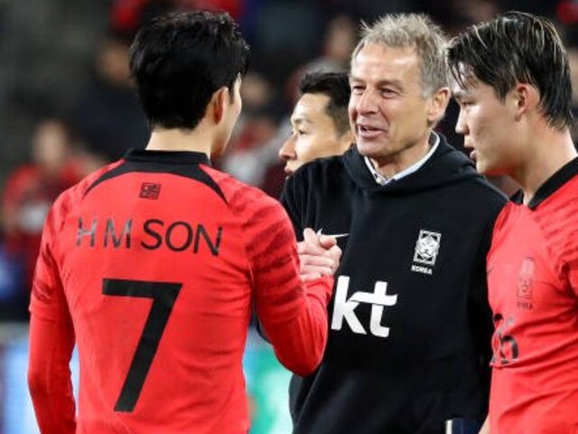 Jurgen Klinsmann with Heung-Min Son and Kang-In Lee (Credit: Twitter)