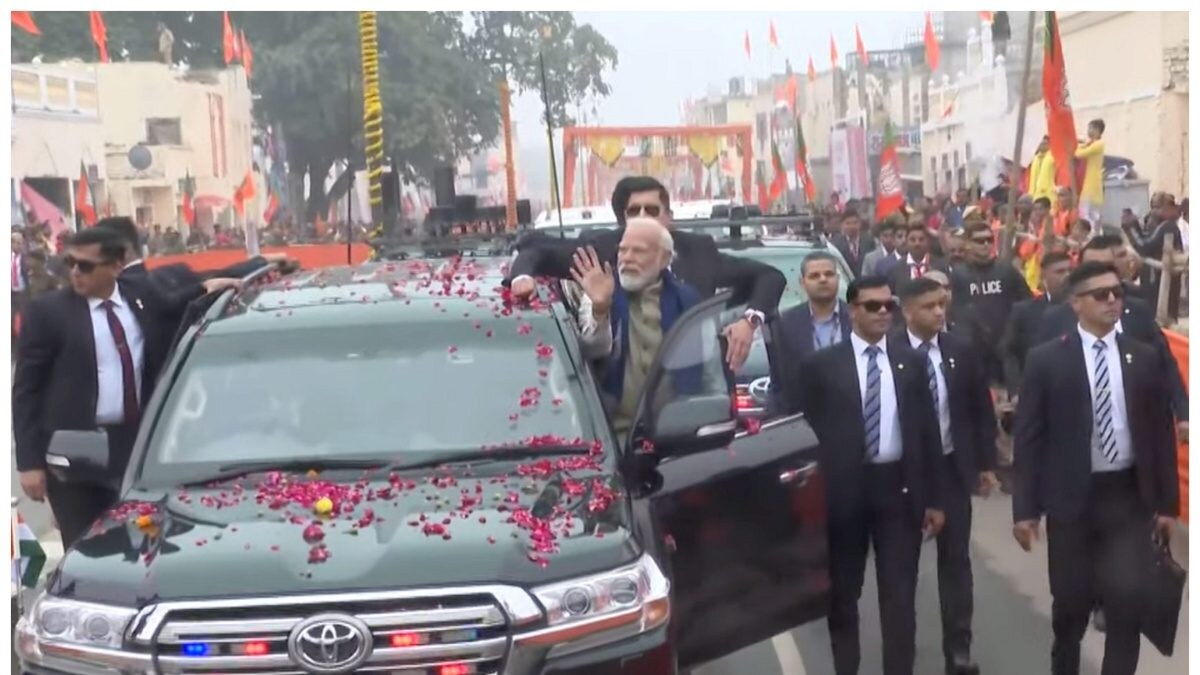 WATCH | Modi's Mega Welcome in Ayodhya Before Mandir Launch, Ex-Babri Petitioner Showers Flowers - Vimarsana News