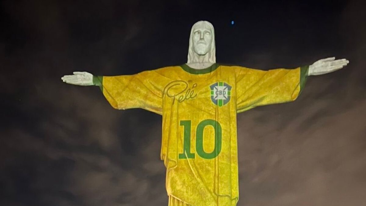 Brazil's Christ the Redeemer Lights up in Tribute to Their Icon Pele's ...