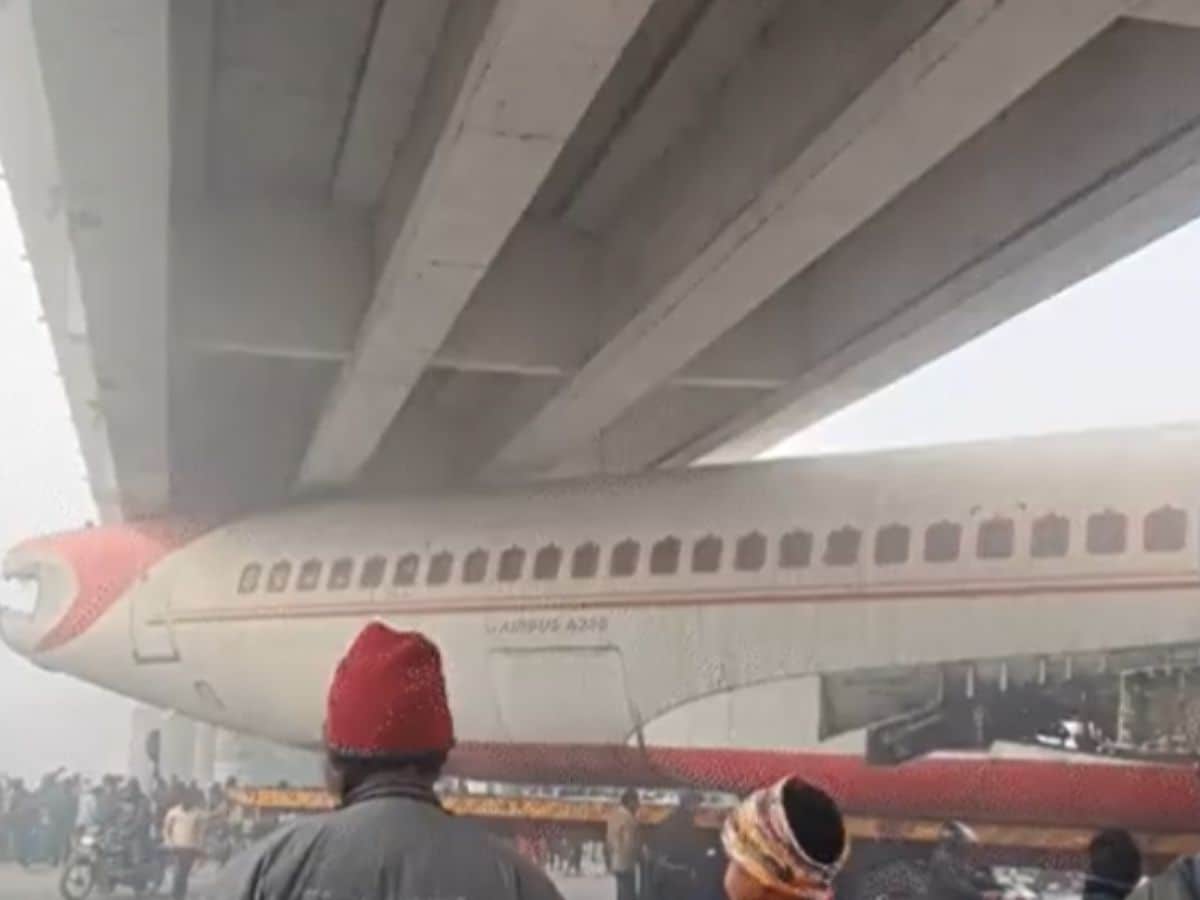 WATCH | Scrapped Aeroplane, Being Transported on Truck, Gets Stuck Under  Bridge on Bihar Highway - News18