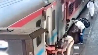 On Cam | RPF Officer's Quick Action Saves Woman From Slipping Under ...