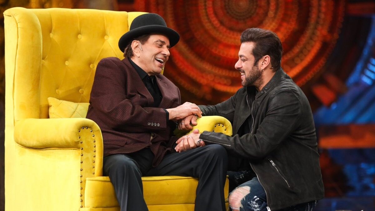 Salman Khan Kneels At Dharmendra's Feet To Wish Him A Happy Birthday; See Viral Photo - Vimarsana News