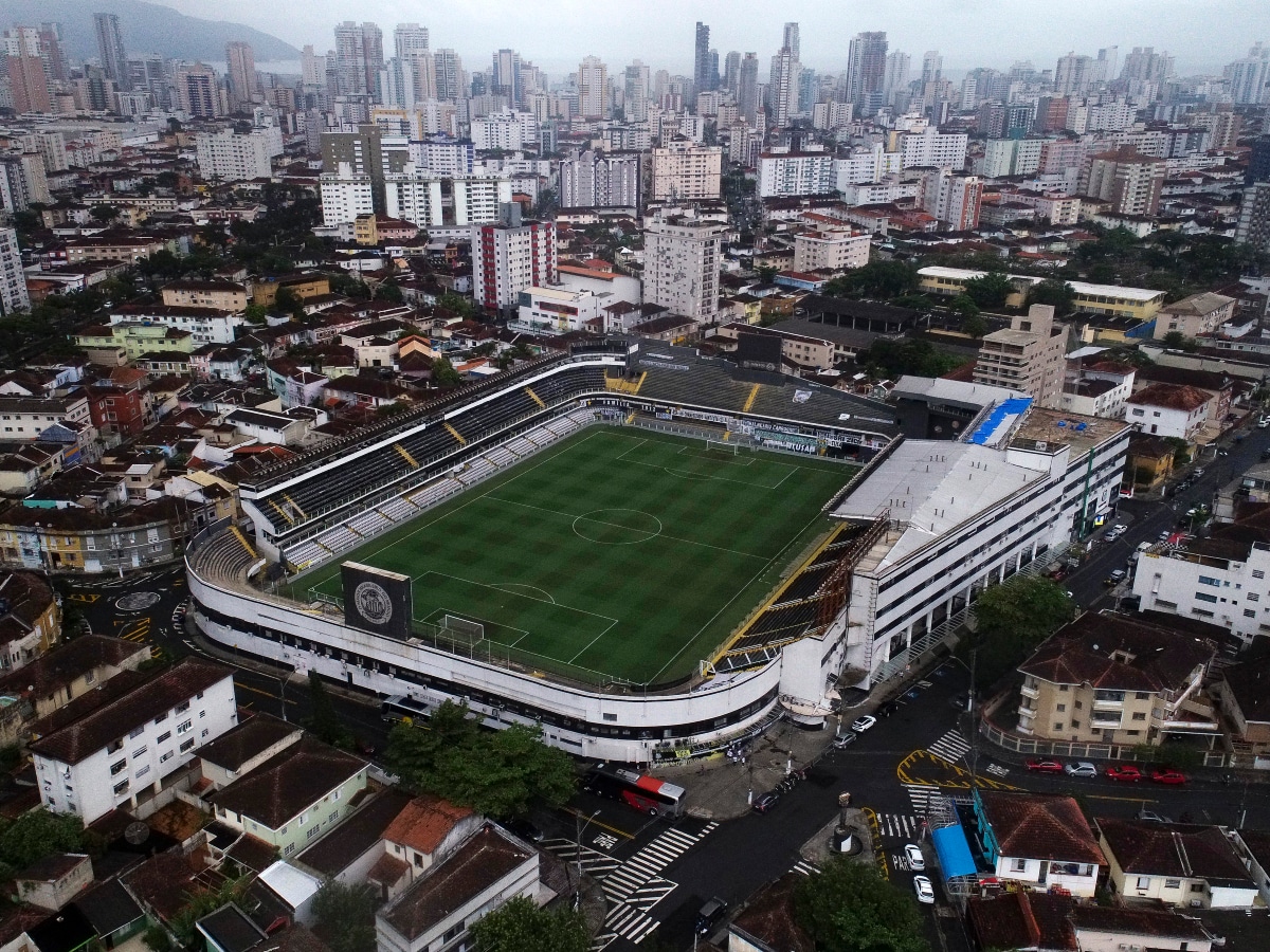 WATCH: Santos fans are raging! Furious supporters set fire to players' cars  as explosions fill the streets after club relegated for first time in  111-year history