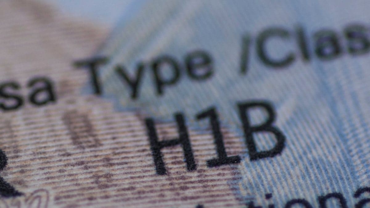 Los titulares de visas H-1B pueden emprender acciones legales contra la revocación debido a fraude empresarial