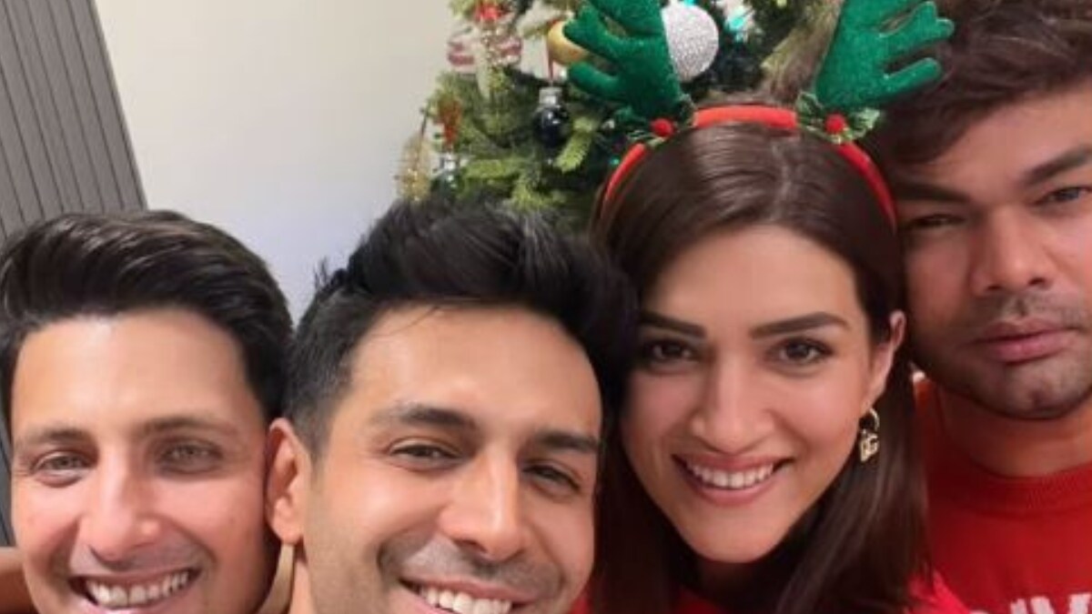 Christmas Special: Kartik Aaryan And Kriti Sanon Celebrate With Friends - Vimarsana News
