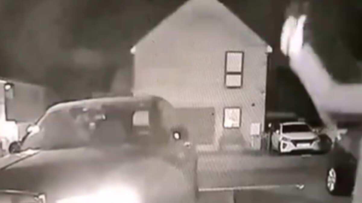 Caught On Camera: Thieves Steal Rolls Royce In Mere Seconds - Vimarsana News