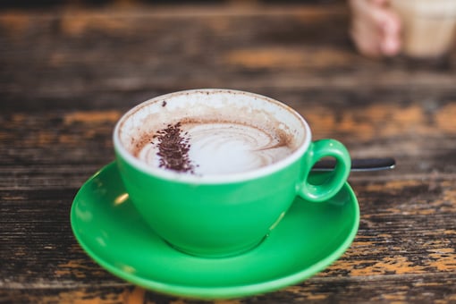 The antioxidant properties of chlorogenic acids in green coffee bean extract make it effective in eliminating free radicals. (Image: Shutterstock)