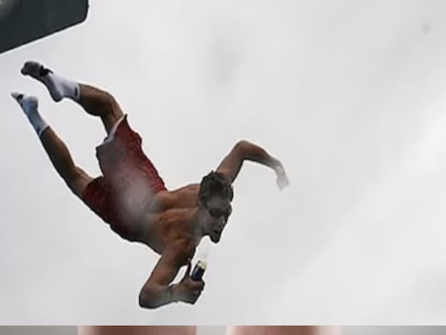 Travis Pastrana Jumps Out Of Plane Without Parachute 2008 Video Of US Stuntman Jumping Out Of Plane Without Parachute Viral