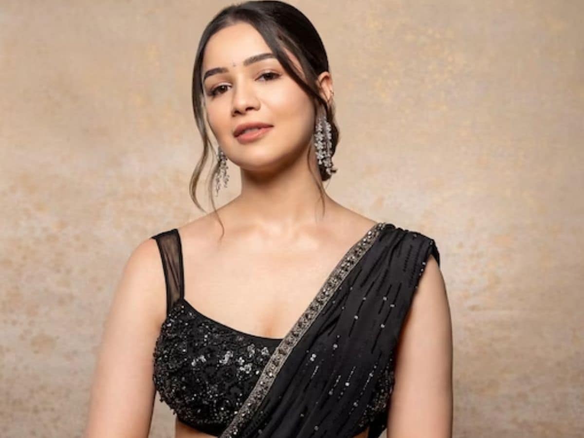 Alia Bhatt Revives Desi Glamour In Black Saree With Pearl Necklace At  Poacher Screening In London