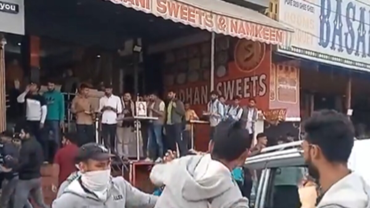 Students Fight In the Middle Of A Busy Road, Beat Each Other With Sticks