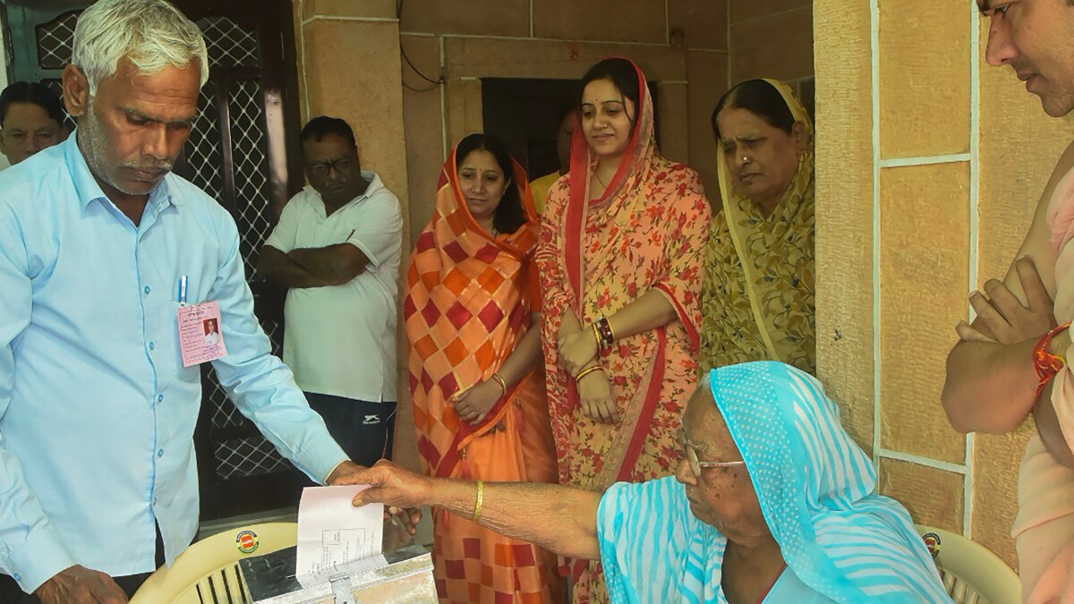 Vote from Home: Polling Booths Came to Doorsteps of 3.33 Lakh 'Absentee Voters' Across 11 States - Vimarsana News
