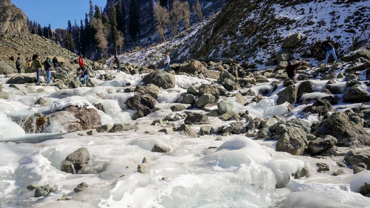 Kashmir Shivers at Sub-zero Temperature, Heavy Snowfall Blocks 250 Roads in Himachal sattaex.com