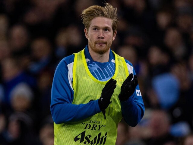 Kevin De Bruyne warming up in the sidelines for Manchester City after his return (Credit: Twitter)